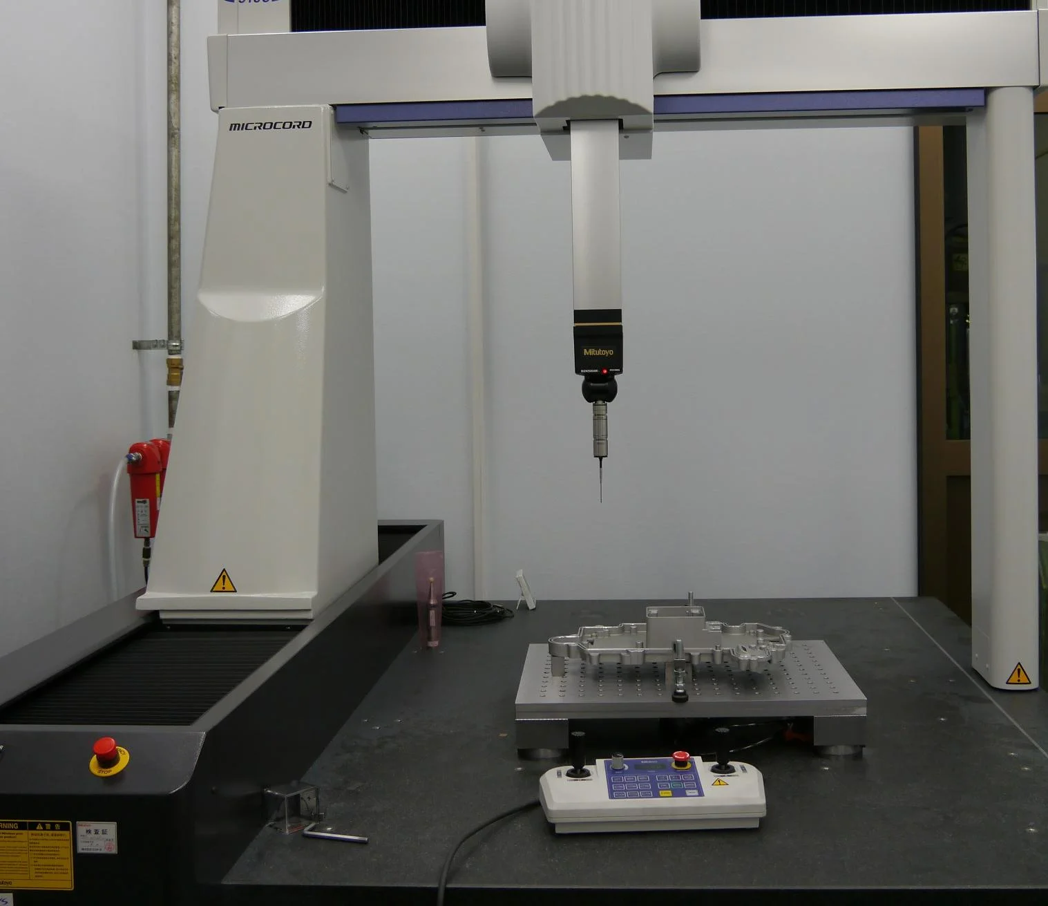 Horizon precision machining advantages illustration, showing high-quality CNC machining, custom metal parts, and advanced manufacturing capabilities.