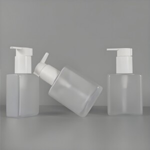 Lámina de material plástico PET transparente utilizada para piezas moldeadas duraderas y ligeras.