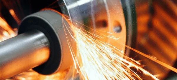 Procédé de rectification de précision appliqué à un composant métallique, montrant une finition de surface de haute précision, un usinage CNC et des techniques de fabrication avancées.