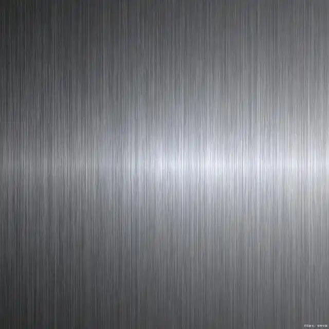 Pièce métallique avec finition de surface brossée, présentant une texture uniforme, une esthétique améliorée et une finition de précision.