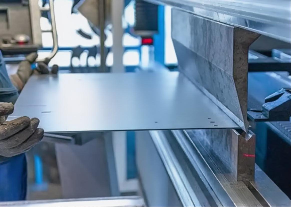 Pliage de tôle galvanisée Procédé de pliage de tôle galvanisée de précision pour la fabrication métallique — montrant des plis précis et une finition résistante à la corrosion.