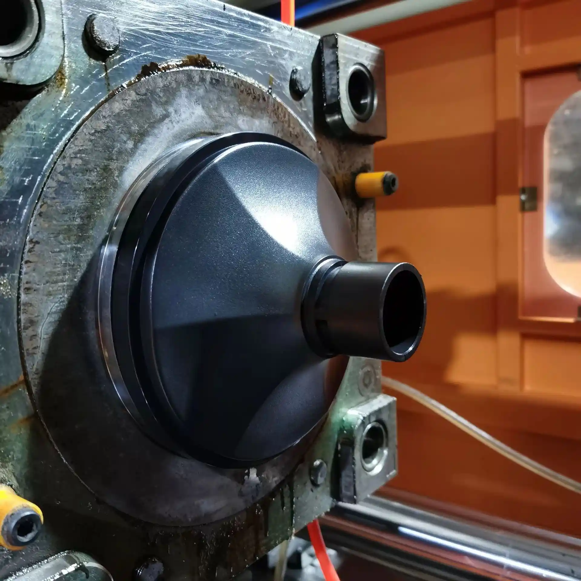 Processus de moulage par injection produisant des pièces plastiques de haute qualité avec des dimensions précises et une finition de surface uniforme.