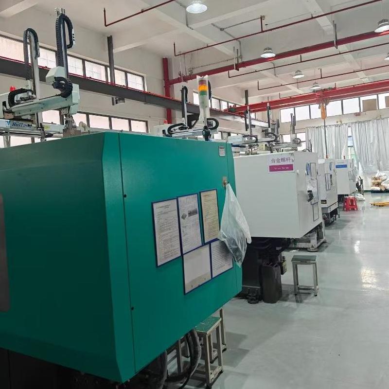 Taller de moldeo por inyección: instalación avanzada de fabricación plástica que produce componentes plásticos personalizados y piezas industriales de alta precisión.