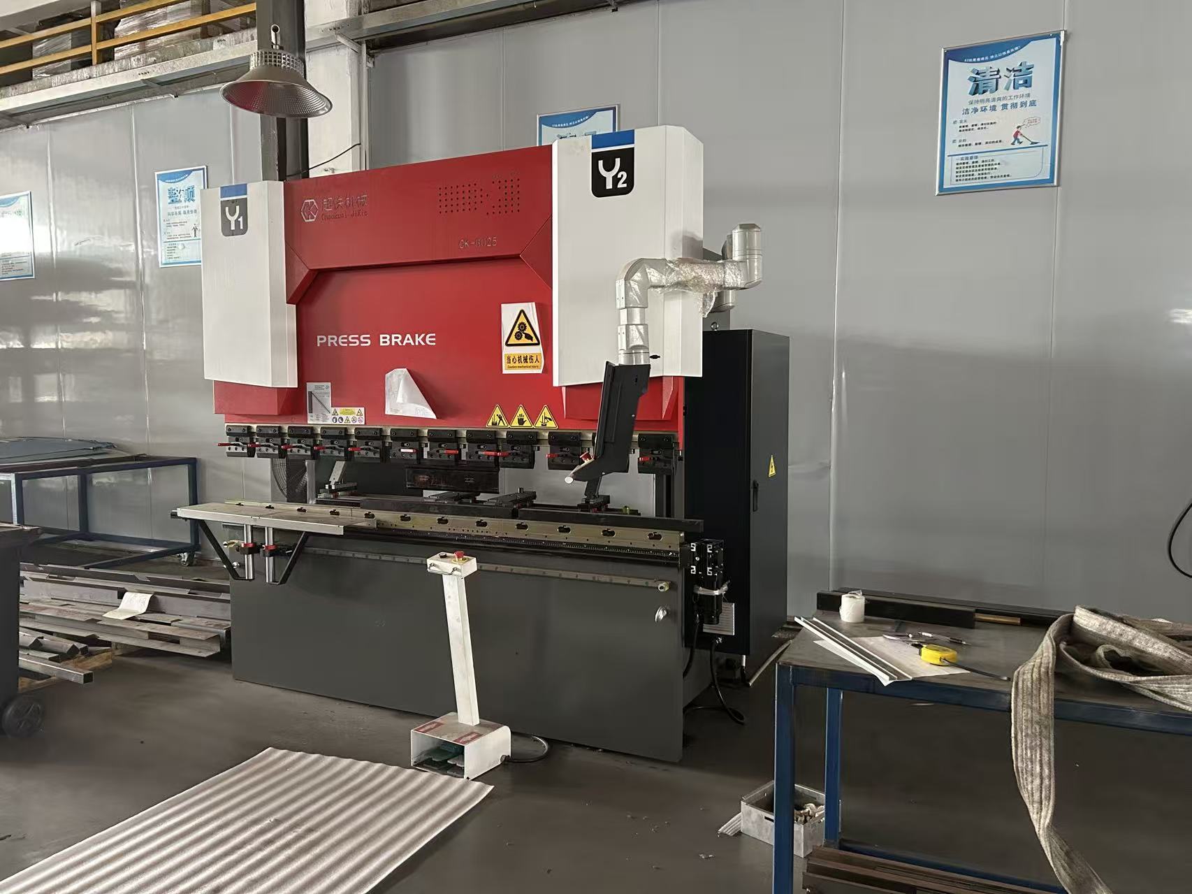 Taller de plegado de chapa metálica: instalación de fabricación metálica de precisión para componentes industriales y piezas metálicas personalizadas.