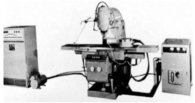 Fraiseuse CNC ancienne des années 1950–1960, utilisée dans l’histoire de l’usinage CNC et de la fabrication de précision.