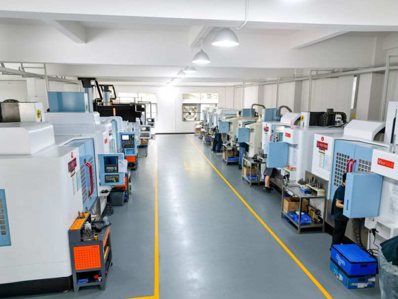 Atelier d’usinage CNC avec plusieurs machines de haute précision chez Horizon Manufacturing