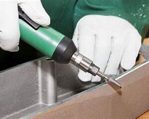 Manual and mechanical deburring of CNC machined metal parts